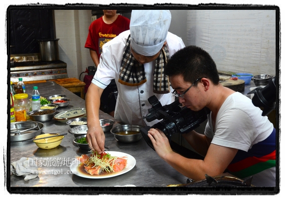 此次攝制組通過(guò)拍攝婺源代表名菜糊豆腐、粉蒸肉、荷包紅魚、賽鵝頸及地方小吃清明果、灰汁果、糯米子糕等來(lái)詮釋婺源美食經(jīng)典，展示婺源食文化，打造獨(dú)屬婺源的美食符號(hào)。