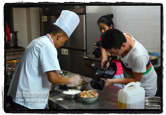 此次攝制組通過(guò)拍攝婺源代表名菜糊豆腐、粉蒸肉、荷包紅魚、賽鵝頸及地方小吃清明果、灰汁果、糯米子糕等來(lái)詮釋婺源美食經(jīng)典，展示婺源食文化，打造獨(dú)屬婺源的美食符號(hào)。