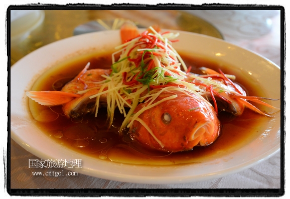 此次攝制組通過(guò)拍攝婺源代表名菜糊豆腐、粉蒸肉、荷包紅魚、賽鵝頸及地方小吃清明果、灰汁果、糯米子糕等來(lái)詮釋婺源美食經(jīng)典，展示婺源食文化，打造獨(dú)屬婺源的美食符號(hào)。