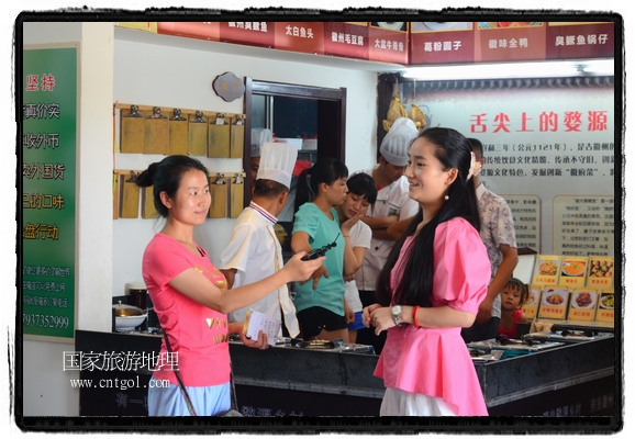 此次攝制組通過(guò)拍攝婺源代表名菜糊豆腐、粉蒸肉、荷包紅魚、賽鵝頸及地方小吃清明果、灰汁果、糯米子糕等來(lái)詮釋婺源美食經(jīng)典，展示婺源食文化，打造獨(dú)屬婺源的美食符號(hào)。