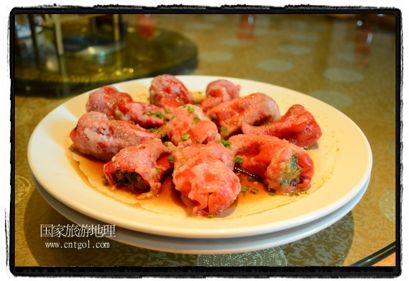 此次攝制組通過(guò)拍攝婺源代表名菜糊豆腐、粉蒸肉、荷包紅魚、賽鵝頸及地方小吃清明果、灰汁果、糯米子糕等來(lái)詮釋婺源美食經(jīng)典，展示婺源食文化，打造獨(dú)屬婺源的美食符號(hào)。