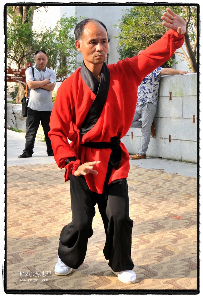 6月20日，小朋友們和中國武術(shù)愛好者們在江西省婺源縣熹園景區(qū)表演中國傳統(tǒng)的中國武術(shù)功夫，吸引許多游人前來駐足觀看。當日是中國傳統(tǒng)的端午節(jié)，江西省婺源縣的中國武術(shù)愛好者們通過表演中國武術(shù)功夫，打太極，表演了少林棍、硬氣功、自選拳等少林寺功夫，讓孩子們從小學習中國武術(shù)，傳承中國武德，感受先人過端午的氛圍。