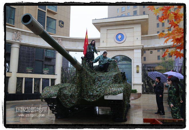 小區(qū)突然出現“飛機坦克”，其中殲15艦載戰(zhàn)斗機一架、99式主戰(zhàn)坦克一輛、武直-10武裝直升機一架，吸引了眾多市民雨中圍觀、合影。