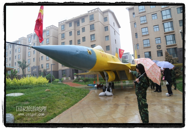 小區(qū)突然出現“飛機坦克”，其中殲15艦載戰(zhàn)斗機一架、99式主戰(zhàn)坦克一輛、武直-10武裝直升機一架，吸引了眾多市民雨中圍觀、合影。