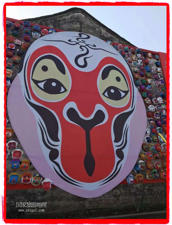 中國規(guī)模最大的猴面具彩繪在南潯古鎮(zhèn)展示。猴子真是今年最紅的動物。 