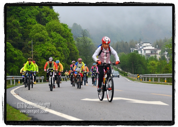 來自江西、安徽、浙江、福建等省市近千名選手參加了比賽，婺源賽道沿途的秀美風(fēng)光和徽派古村落，給參賽選手留下美好的印象。