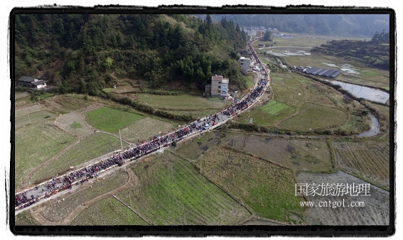 1700桌合攏宴，總長(zhǎng)3.7公里，10380人同桌就餐，創(chuàng)歷史之最